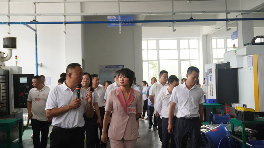 清城區(qū)源潭鎮第十八屆人大代表蒞臨鈦美鋁業(yè)視察